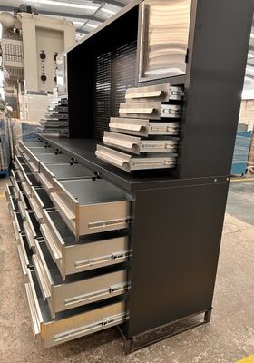 Stroomlijn uw werkplek met deze professionele modulaire garage werkbank en opslag