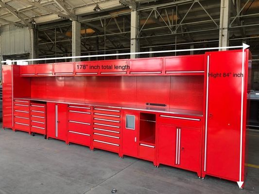 Werkplaats, garage, opslagkasten met deuren en planken