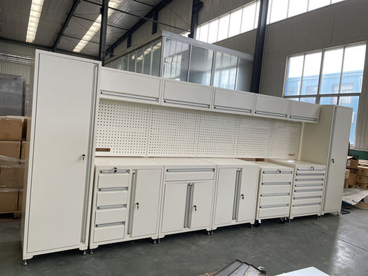 Werkplaats, garage, opslagkasten met deuren en planken