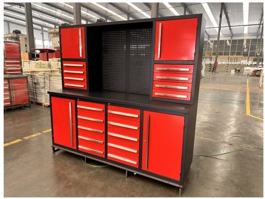 Professionele gereedschapssets voor mechanische werkbanken bij het repareren van zware elektronica