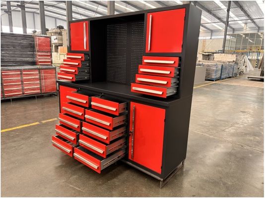 Professionele gereedschapssets voor mechanische werkbanken bij het repareren van zware elektronica