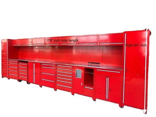 Aanpasbare garagekast met meerdere laden en een gereedschapskist met rode rollers