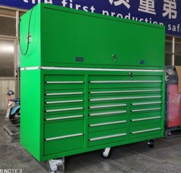 Rood gereedschapskastje met 17 laden en zware rollende trolley
